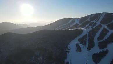 松花湖滑雪场朝阳景色视频的预览图